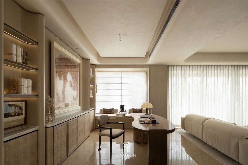 Bàn làm việc liền kề phòng khách được thiết kế đồng điệu với phong cách Contemporary Quiet Luxury, tạo nên tổng thể thống nhất và trang nhã.